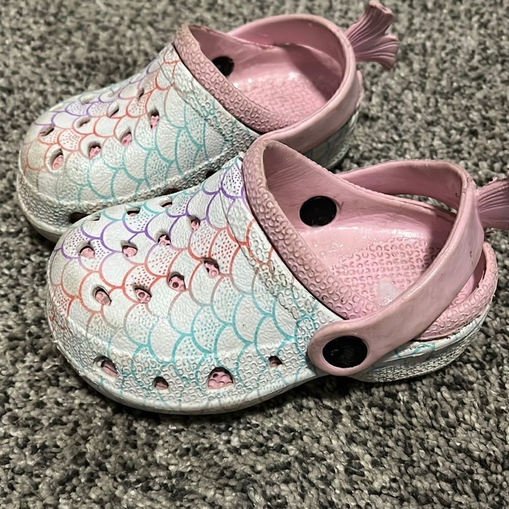 Croc like capelli - pink and white - size 7